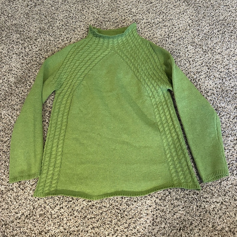Green Misslook mock neck type sweater with cable knit pattern
